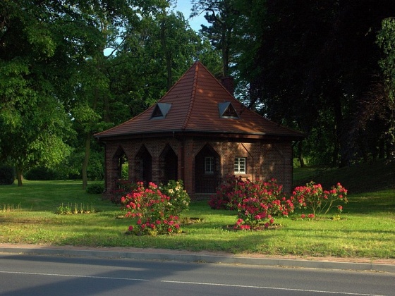 Zdjęcie. Głogów. Tytuł: "Dom Mleczarza na rondzie".