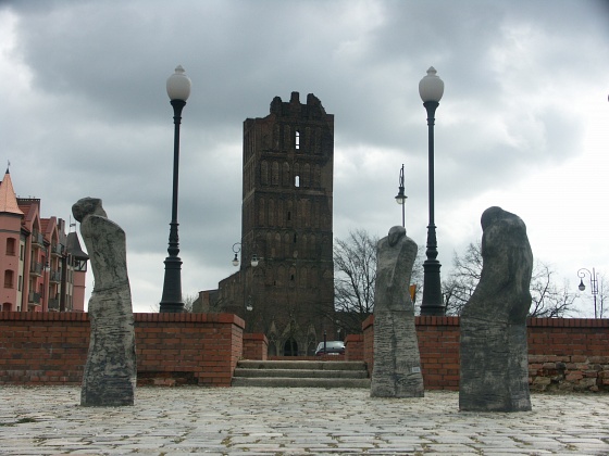 Zdjęcie. Głogów. Tytuł: "Figuy na placu".