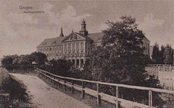 Zdjęcie. Głogów. Tytuł: "Przedwojenny gmach sądu". Opis: "...".