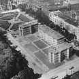 "Kolejny plac z pomnikiem" - miniatura zdjęcia.